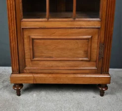Vitrine en Noyer, style Louis XVI – Début XXe