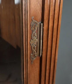 Vitrine en Noyer, style Louis XVI – Début XXe