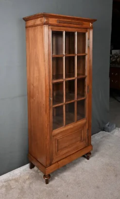 Vitrine en Noyer, style Louis XVI – Début XXe