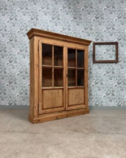 Vitrine en pin (rénovée)