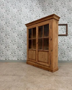 Vitrine en pin (rénovée)