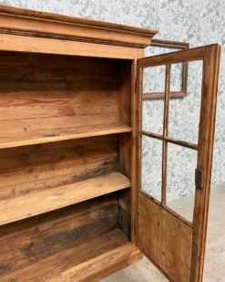 Vitrine en pin (rénovée)
