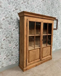 Vitrine en pin (rénovée)