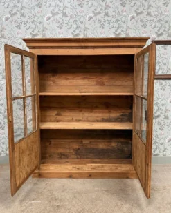 Vitrine en pin (rénovée)