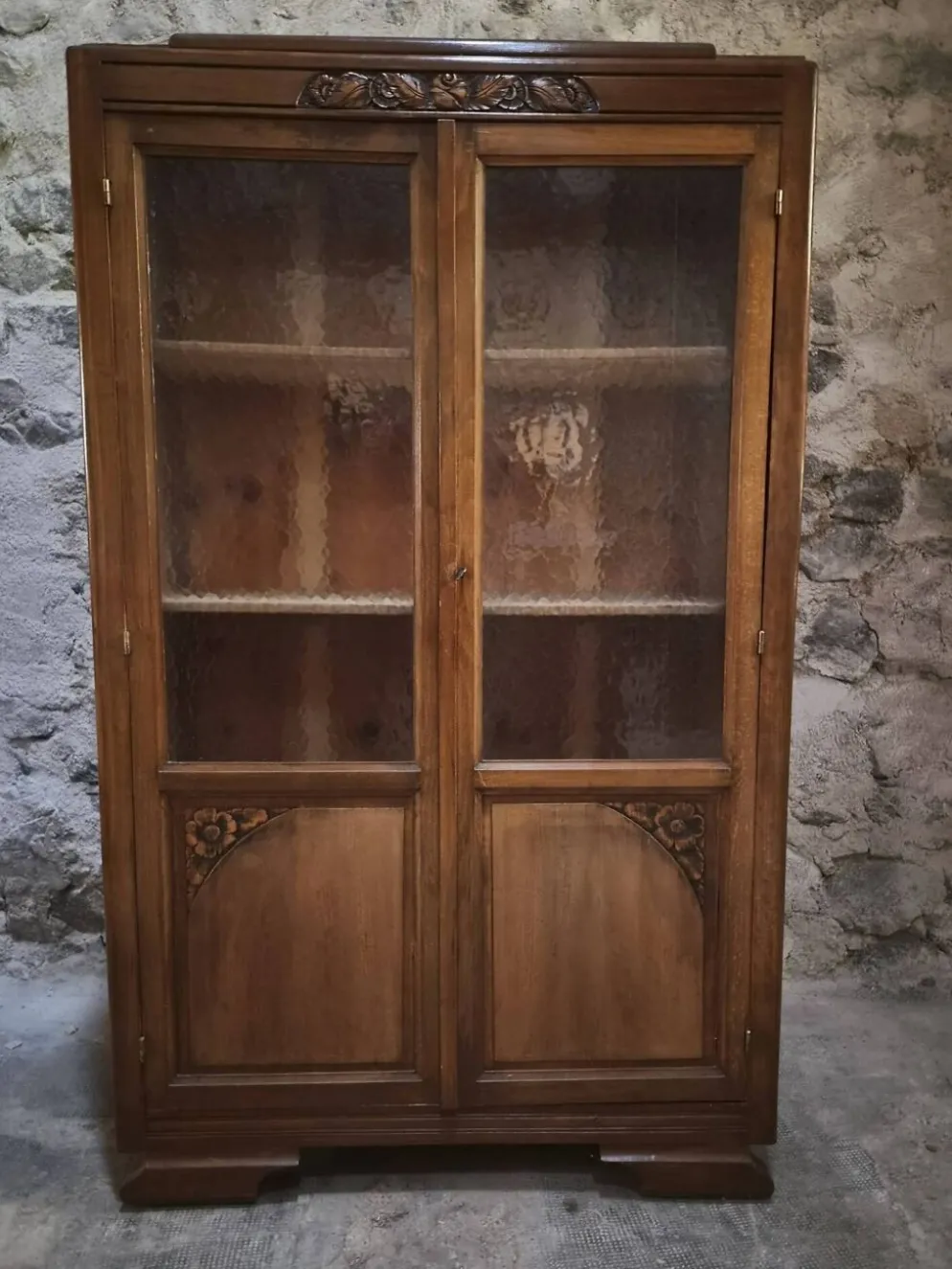 Vitrine française vintage en hêtre, bibliothèque à porte vitrée, meuble Art déco, vers 1930–1950