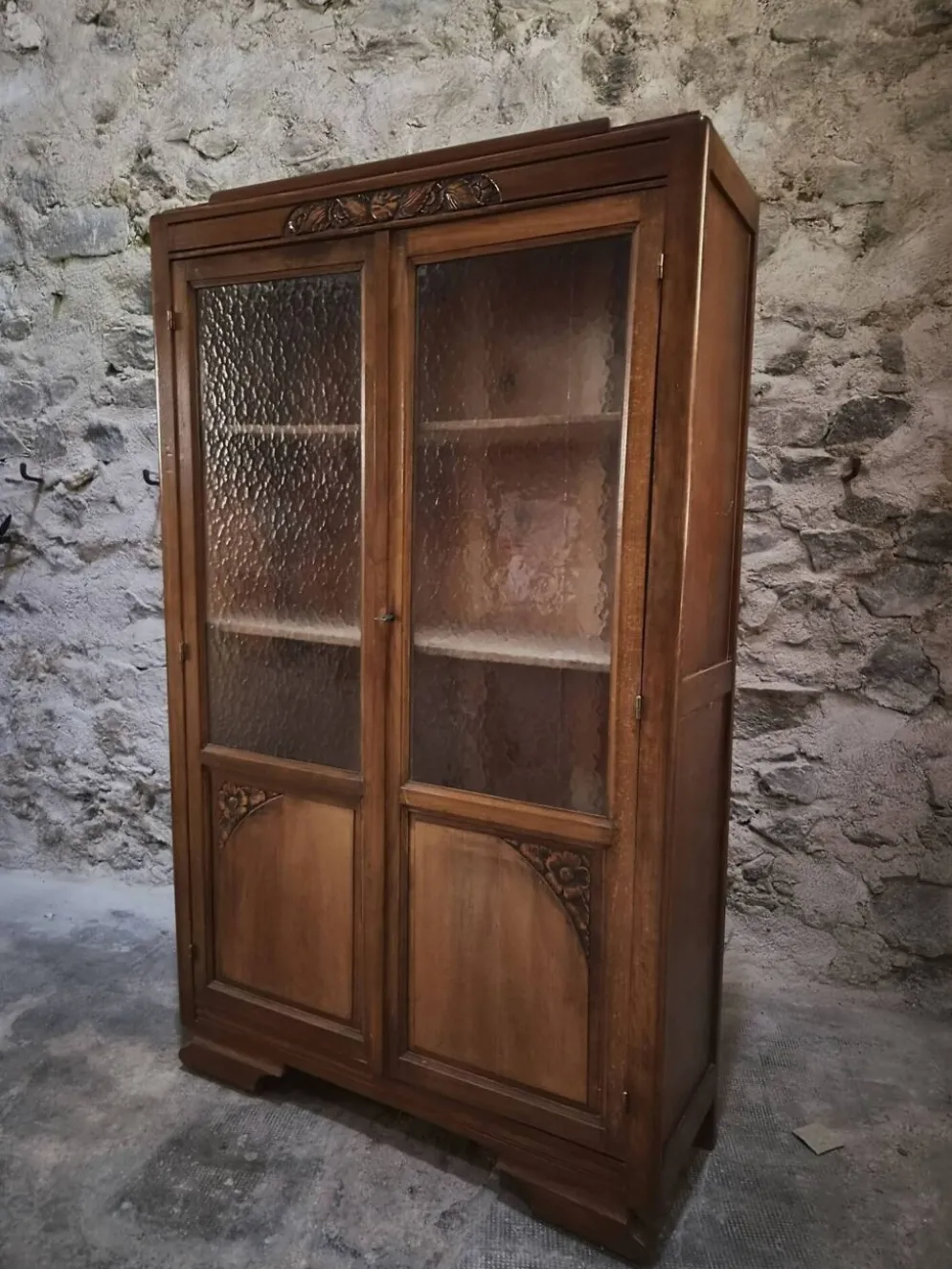 Vitrine française vintage en hêtre, bibliothèque à porte vitrée, meuble Art déco, vers 1930–1950