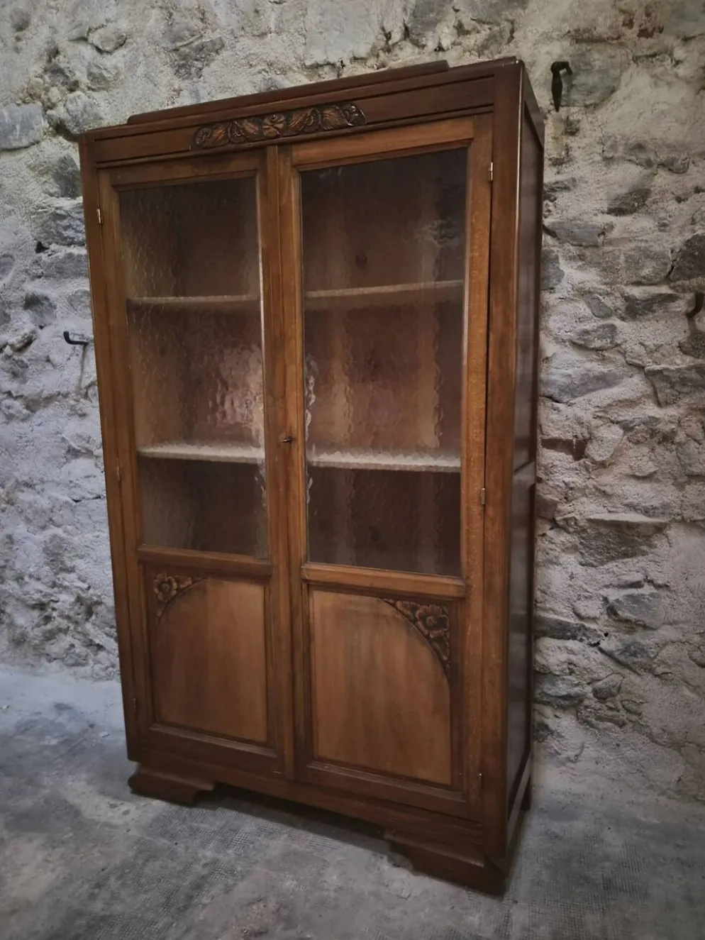 Vitrine française vintage en hêtre, bibliothèque à porte vitrée, meuble Art déco, vers 1930–1950