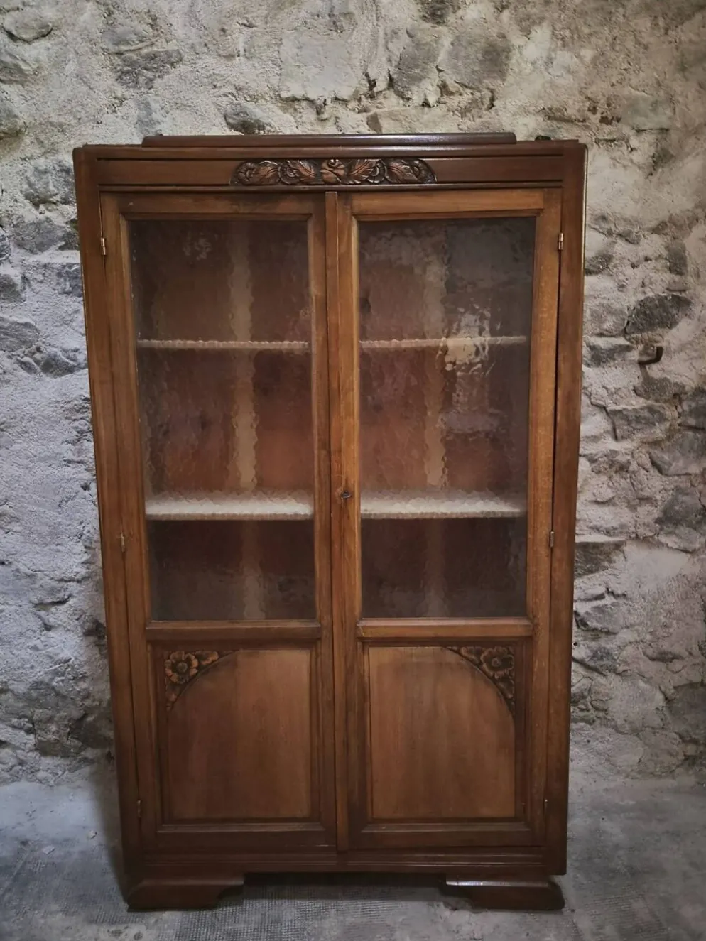 Vitrine française vintage en hêtre, bibliothèque à porte vitrée, meuble Art déco, vers 1930–1950