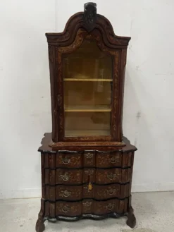 Vitrine Hollandaise en deux corps en bois marqueté