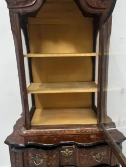 Vitrine Hollandaise en deux corps en bois marqueté
