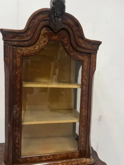 Vitrine Hollandaise en deux corps en bois marqueté