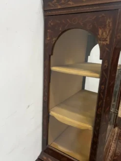 Vitrine Hollandaise en deux corps en bois marqueté