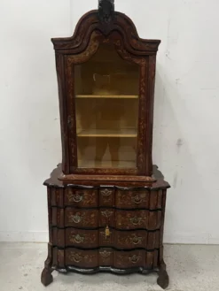 Vitrine Hollandaise en deux corps en bois marqueté