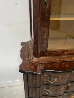 Vitrine Hollandaise en deux corps en bois marqueté