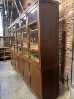 Vitrine industrielle XL vintage haute / armoire de laboratoire / armoire