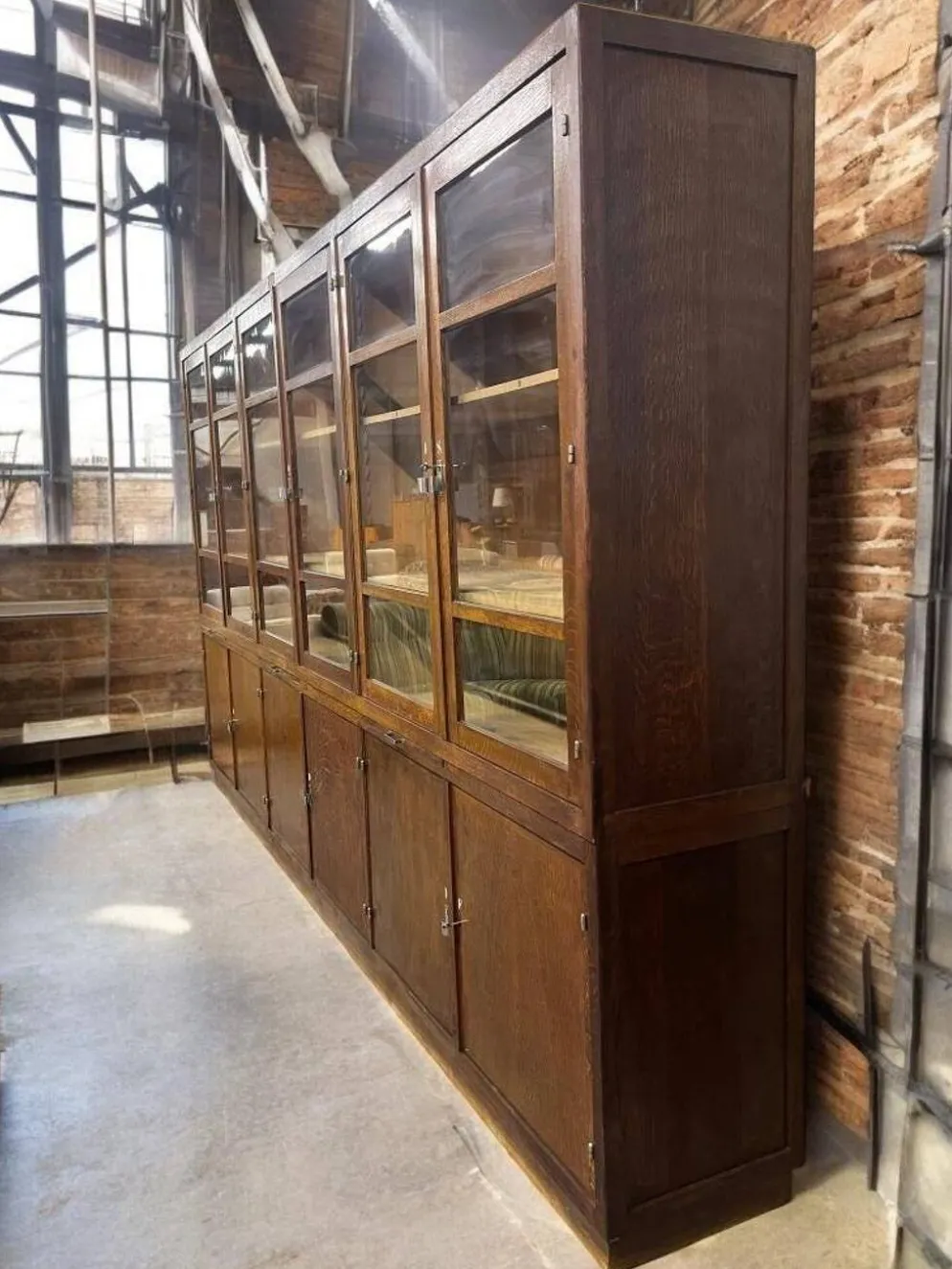 Vitrine industrielle XL vintage haute / armoire de laboratoire / armoire