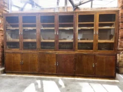 Vitrine industrielle XL vintage haute / armoire de laboratoire / armoire