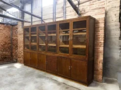 Vitrine industrielle XL vintage haute / armoire de laboratoire / armoire