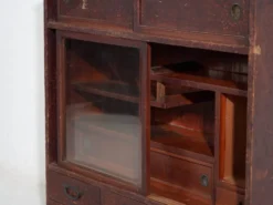 Vitrine japonaise ancienne à portes coulissantes en verre – Période Taishō–Showa (circa 1920–1950)