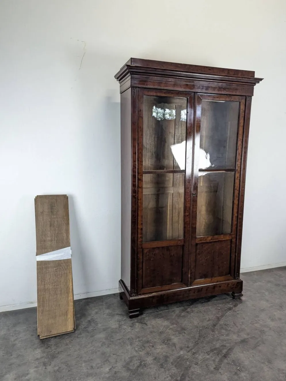 Vitrine Louis-Philippe en acajou à deux portes vitrées