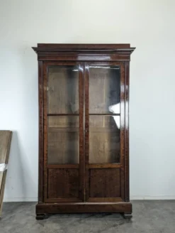 Vitrine Louis-Philippe en acajou à deux portes vitrées