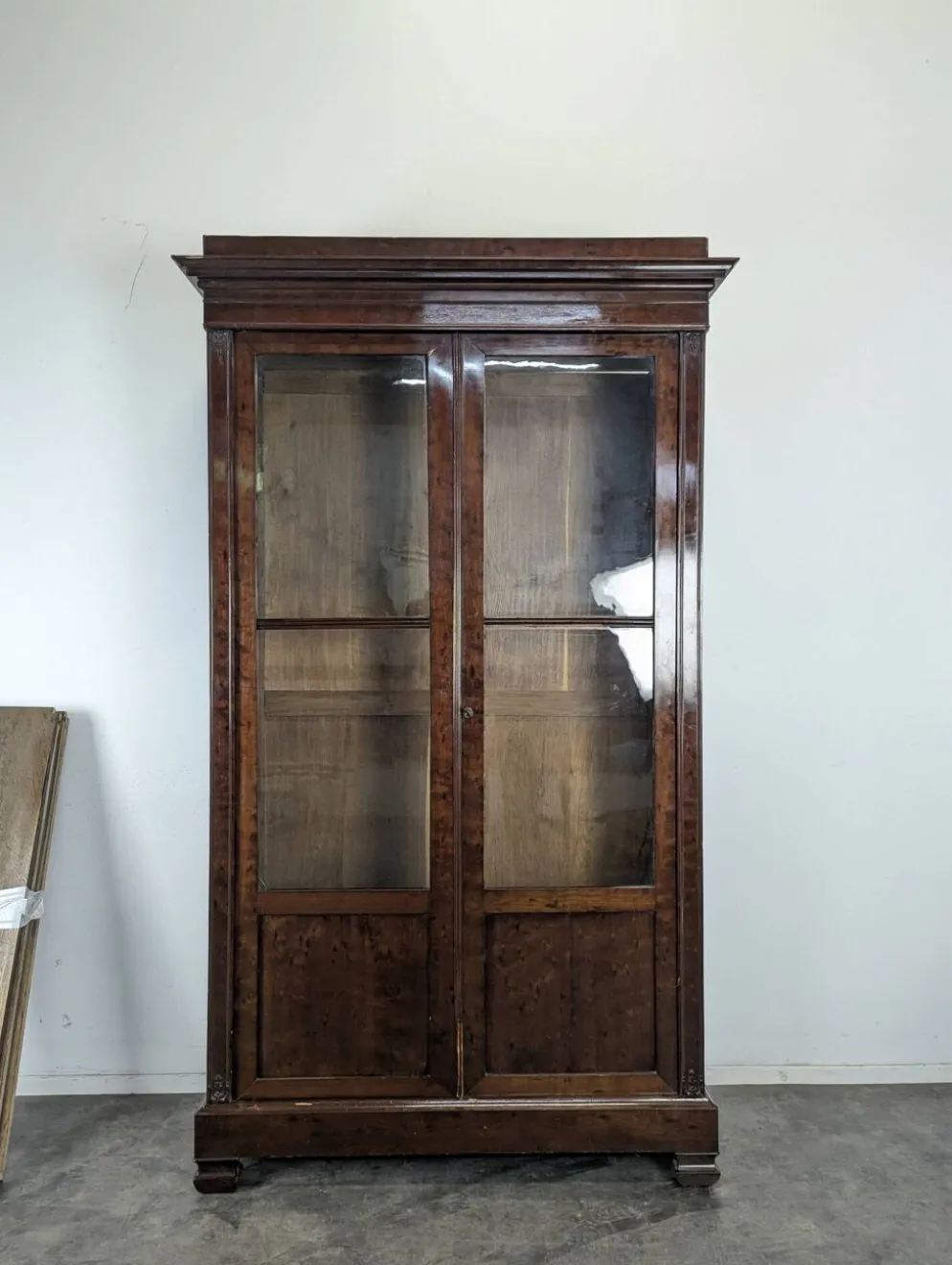 Vitrine Louis-Philippe en acajou à deux portes vitrées