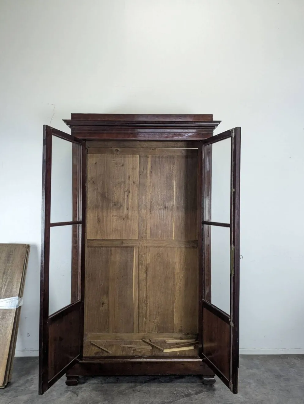 Vitrine Louis-Philippe en acajou à deux portes vitrées