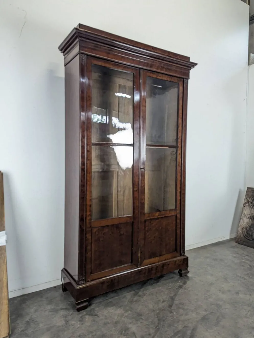 Vitrine Louis-Philippe en acajou à deux portes vitrées