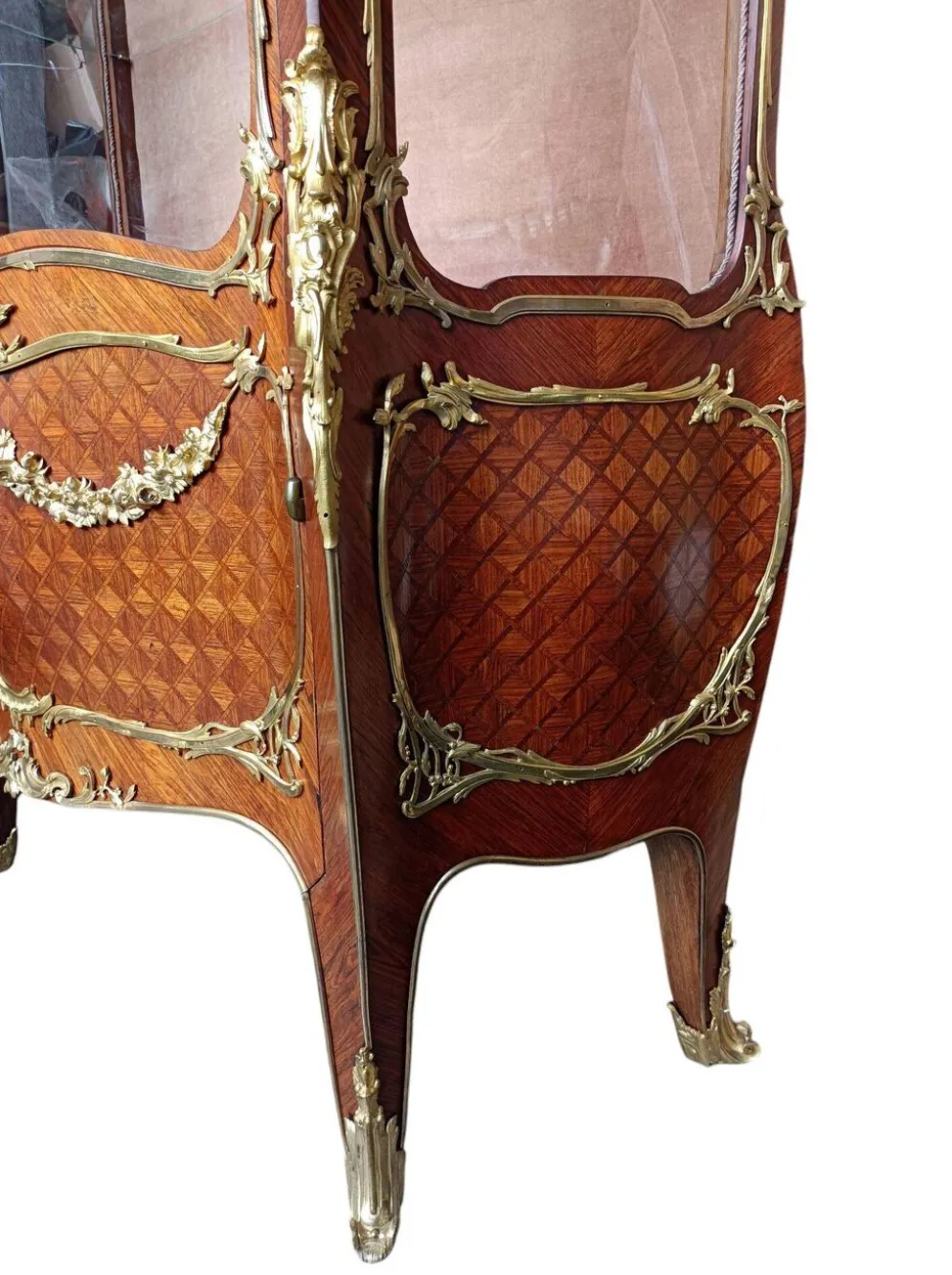 Vitrine Louis XV en bois de rose et bronze doré, Paris vers 1880, attr. J.E