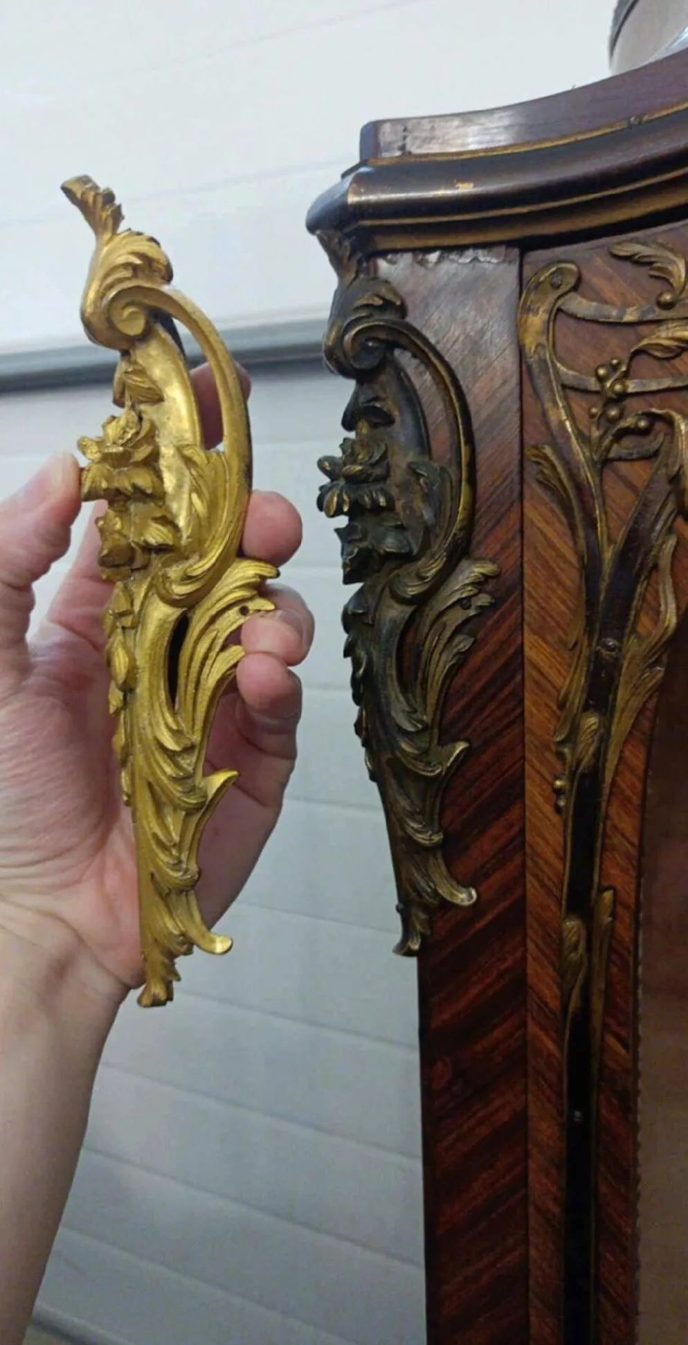 Vitrine Louis XV en bois de rose et bronze doré, Paris vers 1880, attr. J.E