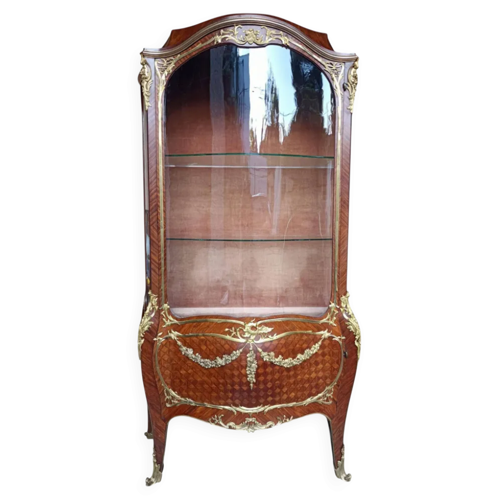 Vitrine Louis XV en bois de rose et bronze doré, Paris vers 1880, attr. J.E