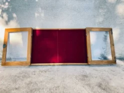 Vitrine murale en bois avec porte en verre