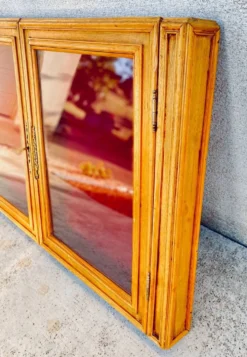 Vitrine murale en bois avec porte en verre