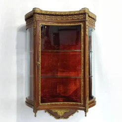 Vitrine murale Louis XVI, acajou et bronze, France XXe
