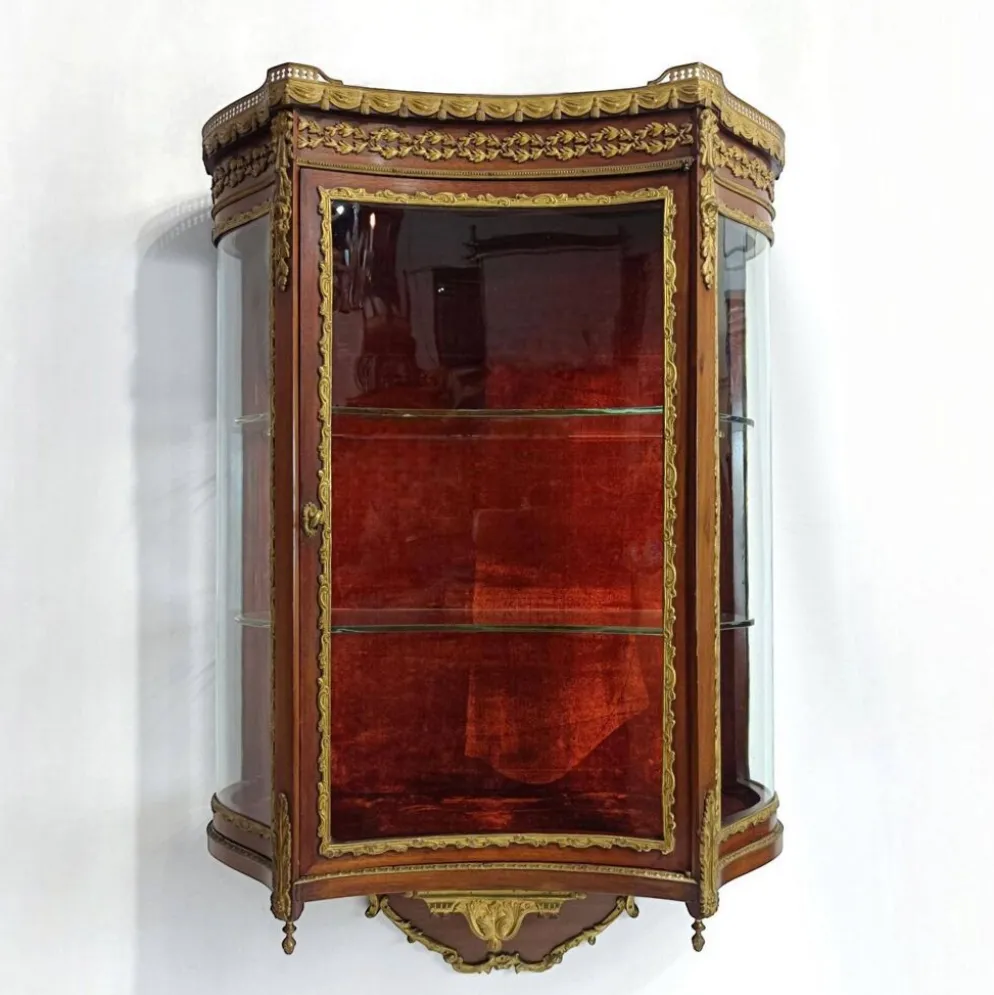 Vitrine murale Louis XVI, acajou et bronze, France XXe