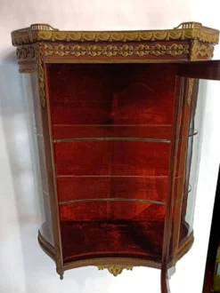 Vitrine murale Louis XVI, acajou et bronze, France XXe