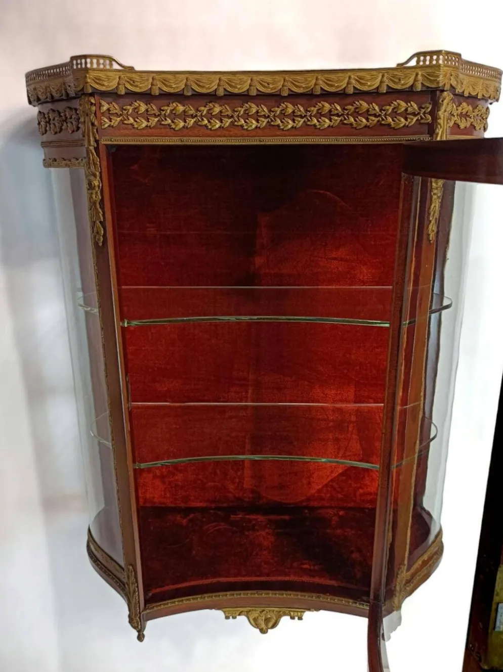 Vitrine murale Louis XVI, acajou et bronze, France XXe