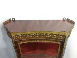Vitrine murale Louis XVI, acajou et bronze, France XXe