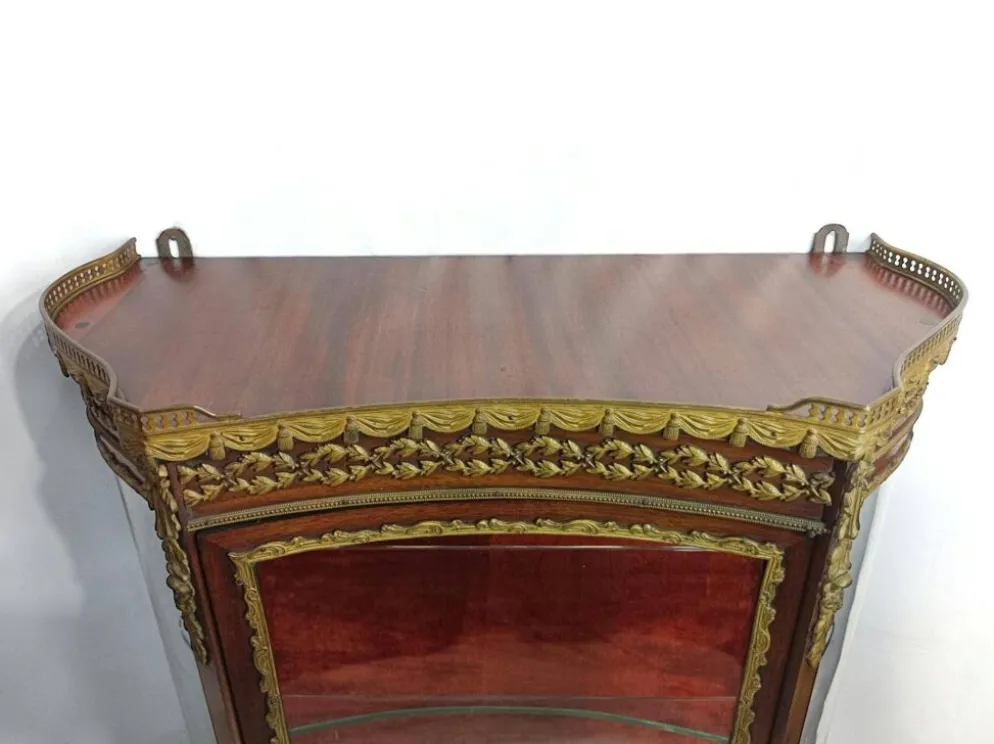 Vitrine murale Louis XVI, acajou et bronze, France XXe