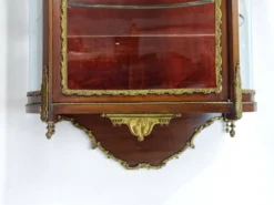 Vitrine murale Louis XVI, acajou et bronze, France XXe