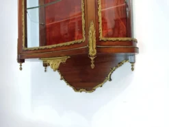 Vitrine murale Louis XVI, acajou et bronze, France XXe
