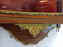 Vitrine murale Louis XVI, acajou et bronze, France XXe