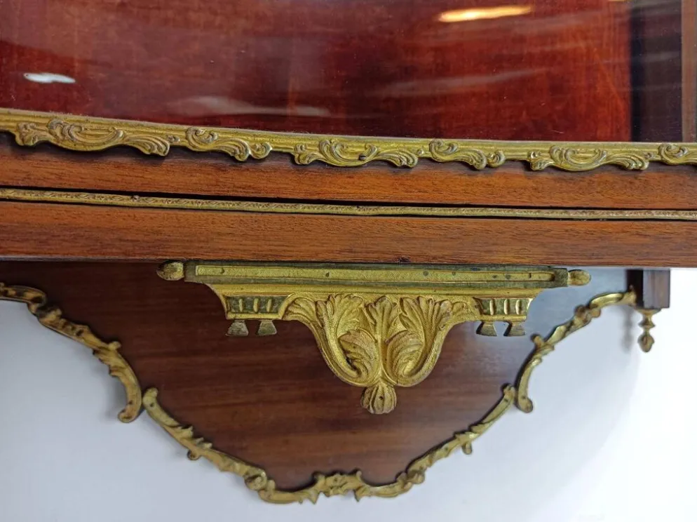 Vitrine murale Louis XVI, acajou et bronze, France XXe