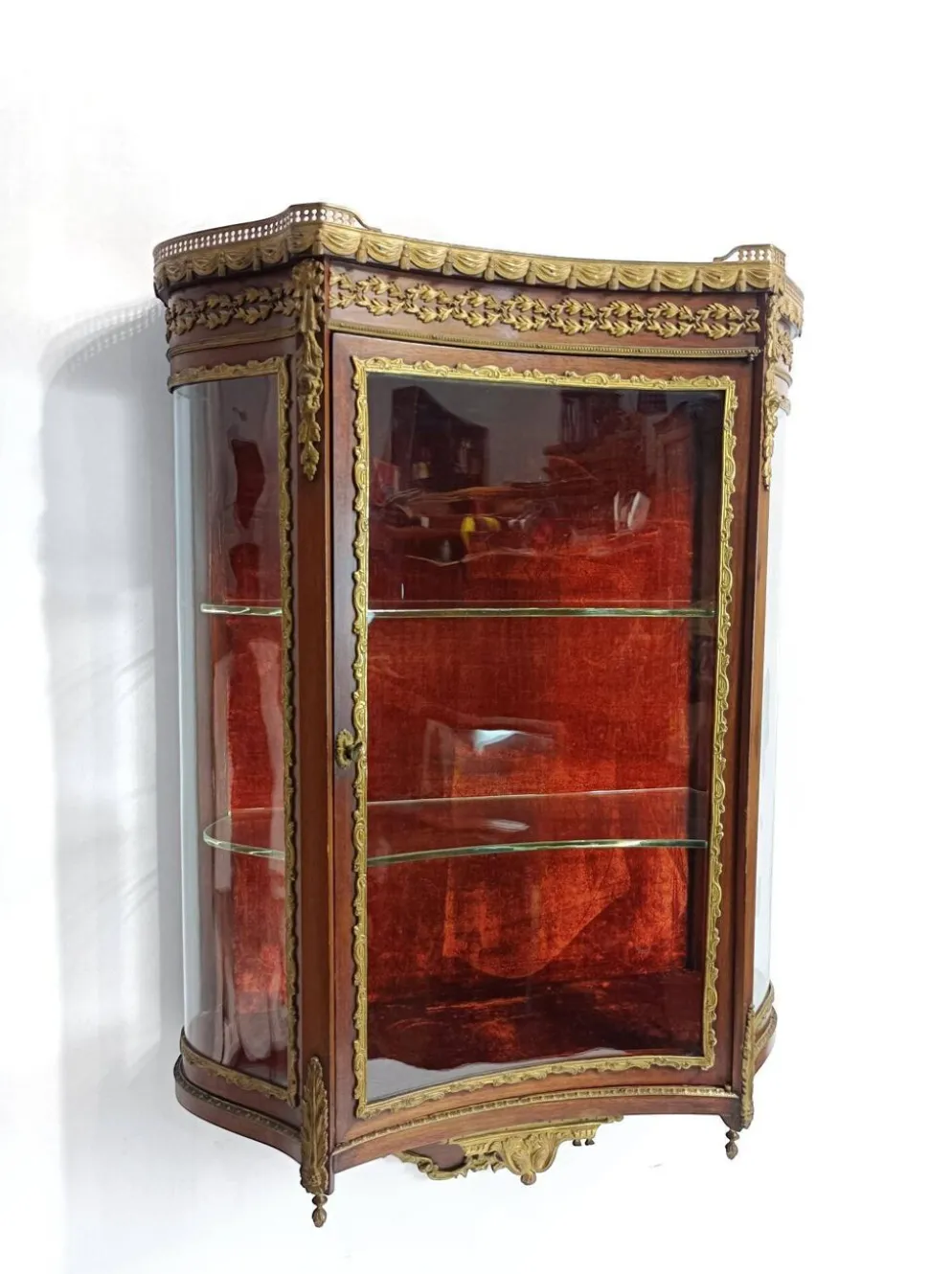 Vitrine murale Louis XVI, acajou et bronze, France XXe