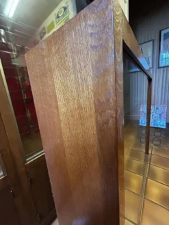 Vitrine murale vintage en bois et verre