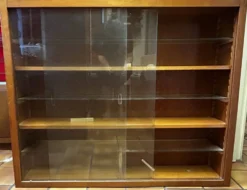 Vitrine murale vintage en bois et verre