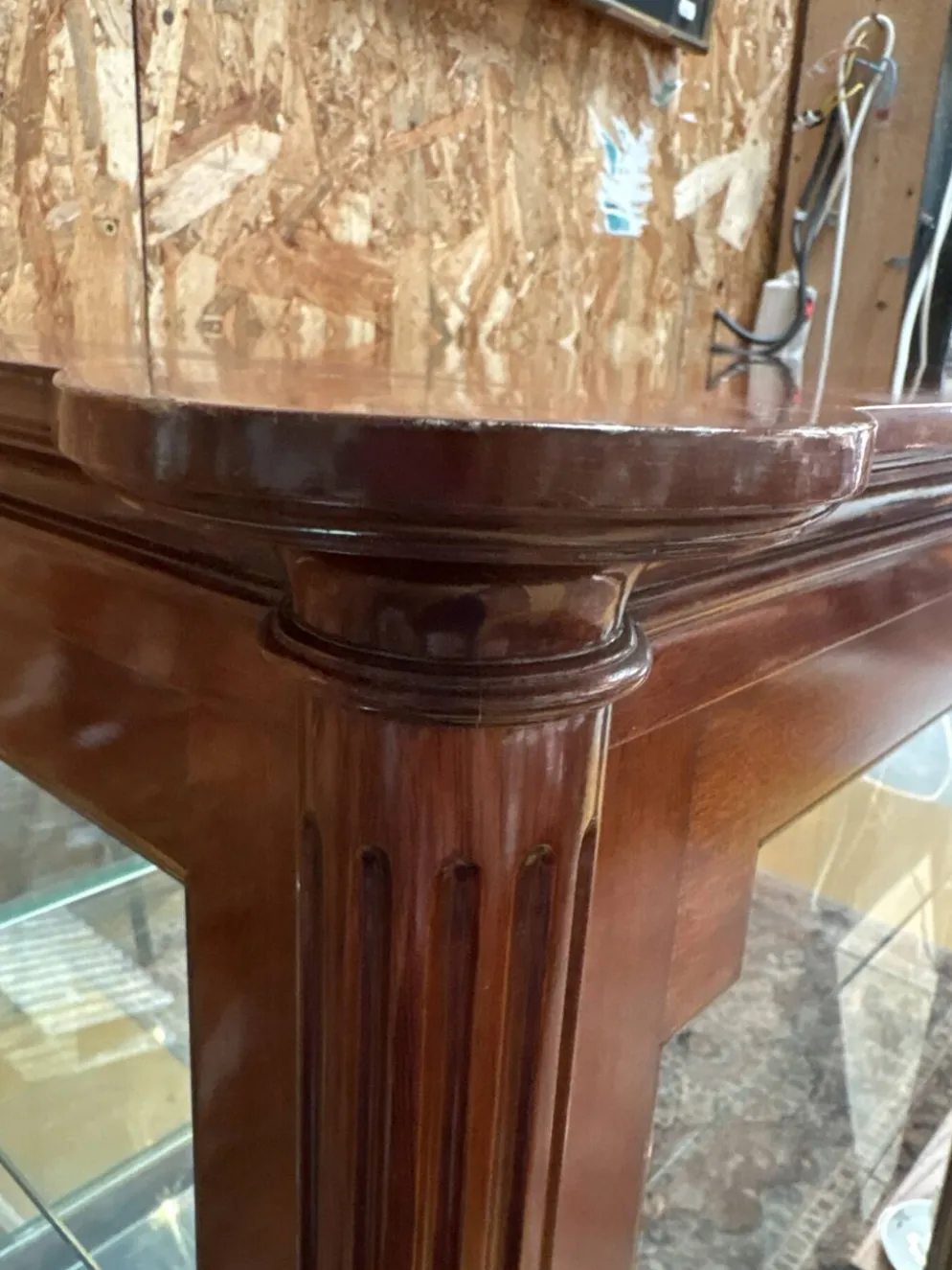 Vitrine néoclassique Maurice Hirsch – acajou, laiton et verre