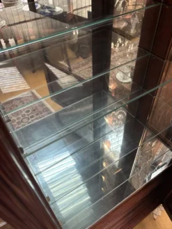 Vitrine néoclassique Maurice Hirsch – acajou, laiton et verre