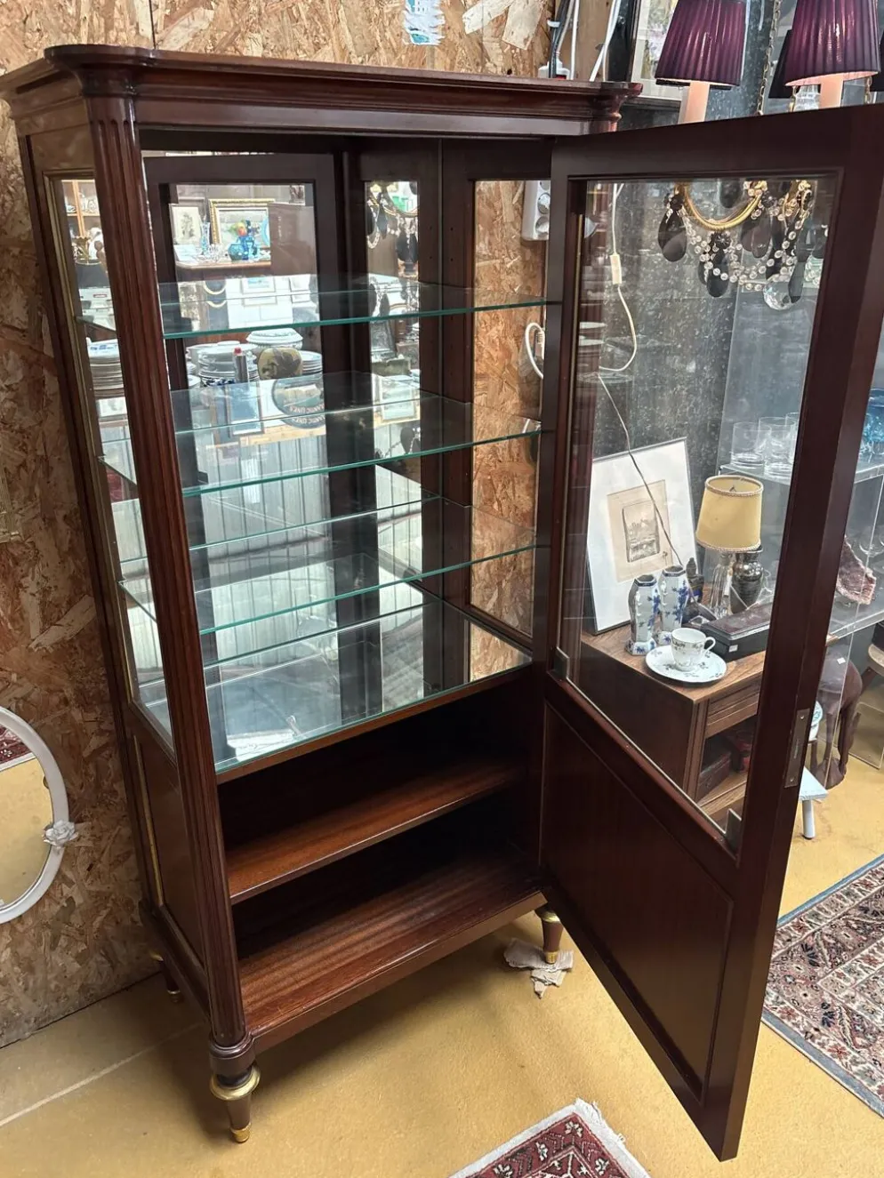 Vitrine néoclassique Maurice Hirsch – acajou, laiton et verre