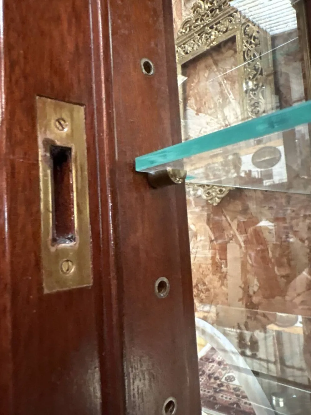 Vitrine néoclassique Maurice Hirsch – acajou, laiton et verre